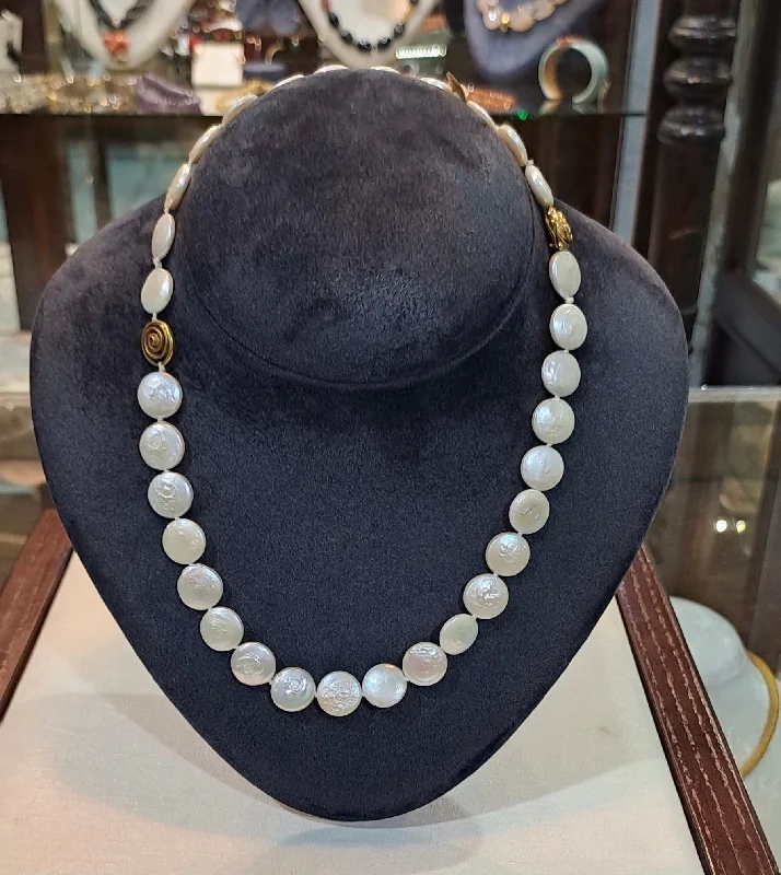 trendy pearl necklace for women -Necklace with white Keisi pearls and 18k gold elements